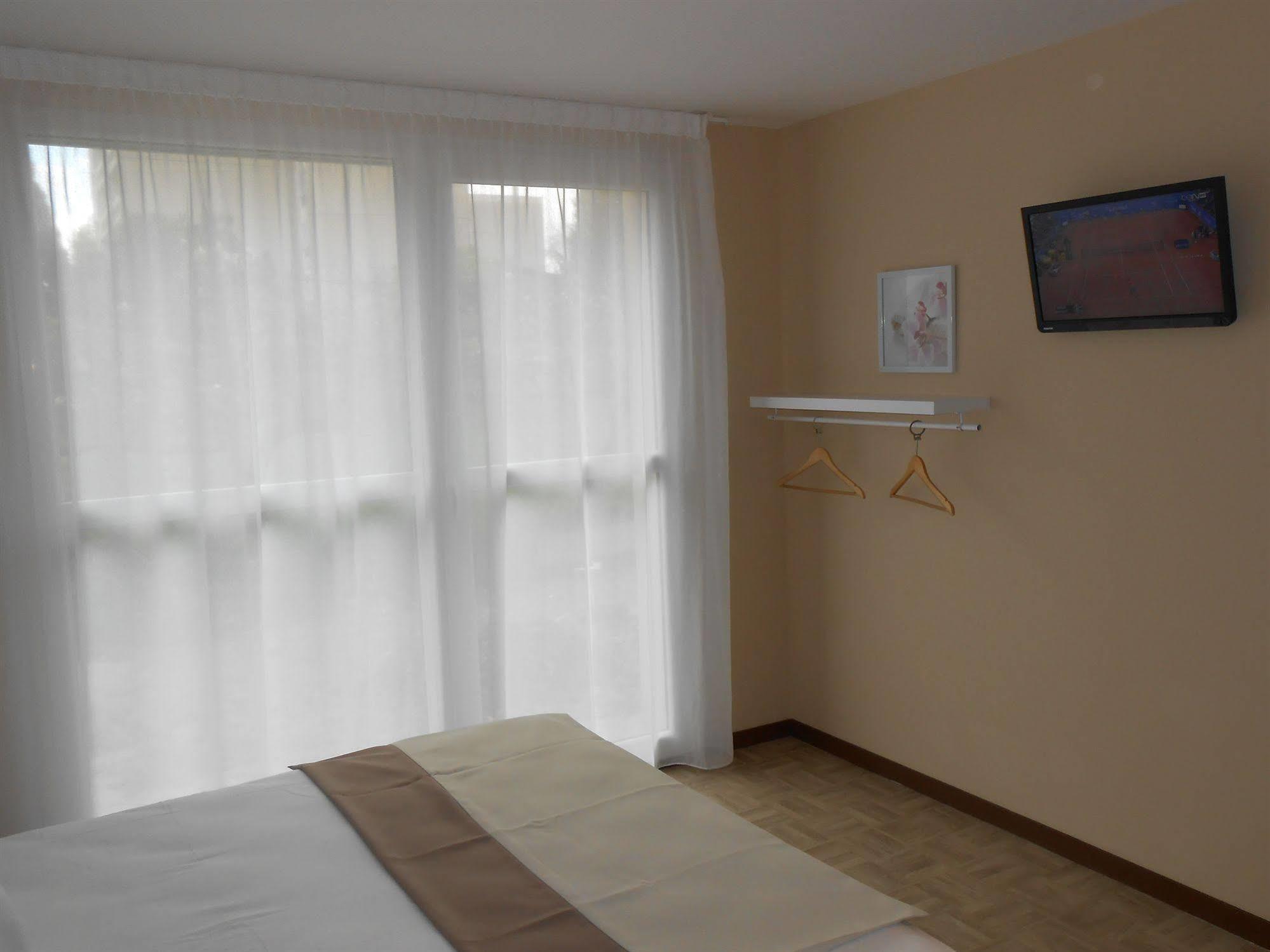 La Pause Hotel เอเวรอ ภายนอก รูปภาพ